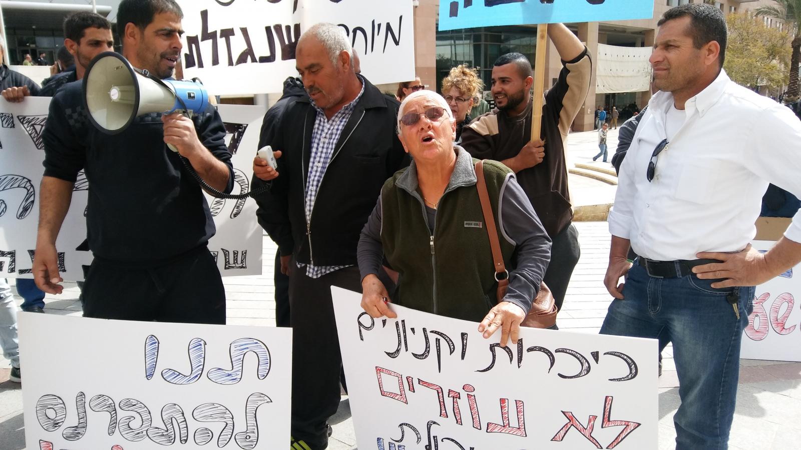 סוחרת ותיקה בשוק זועקת: ''ממה נאכיל את המשפחות? גוזרים עלינו מוות!'' (צילום: דני בלר)